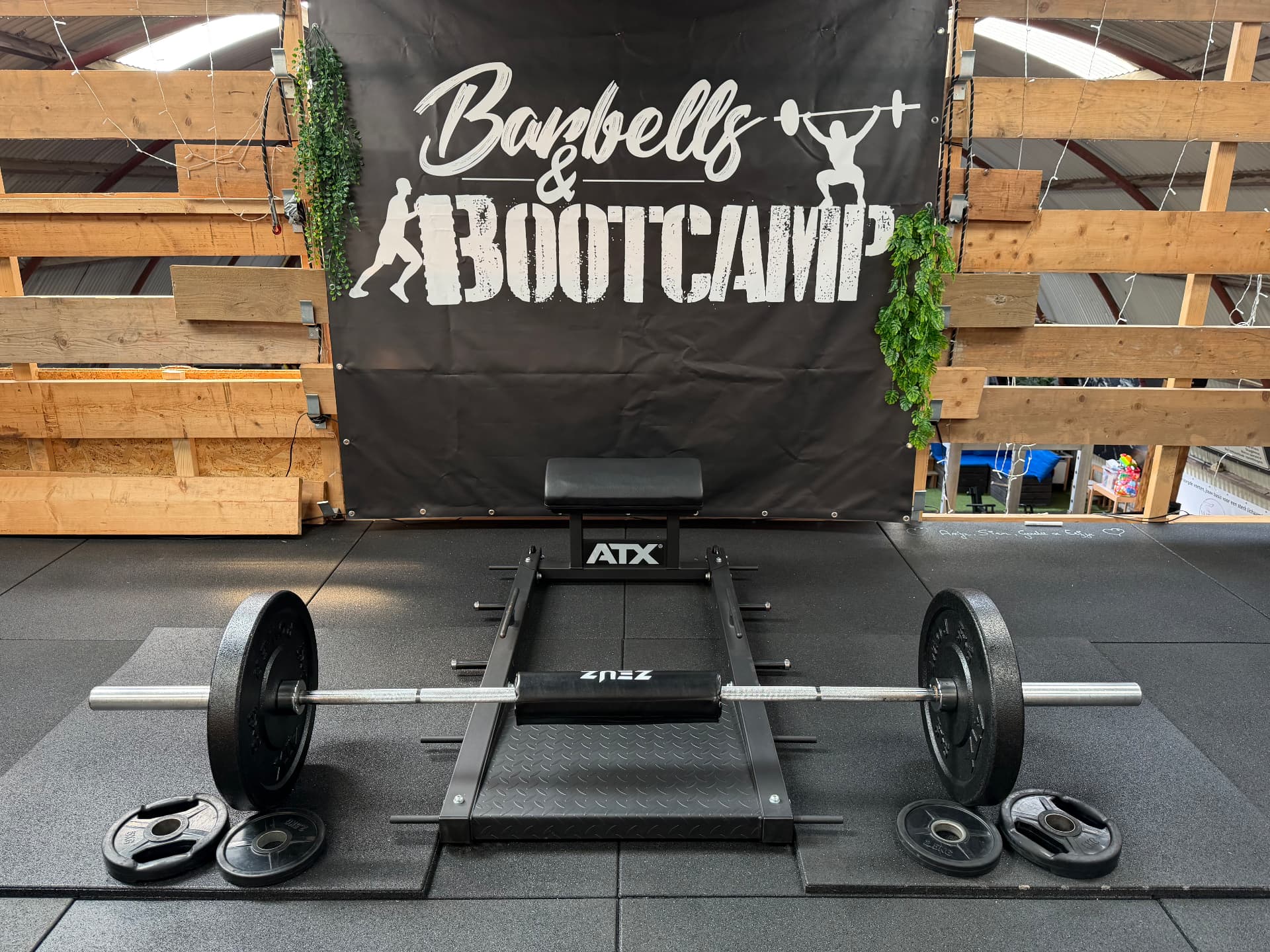 Barbell en ATX-apparaat in de loods